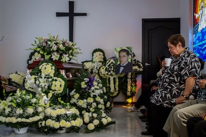 Laura Cabañas, madre de Julio César Cervantes, junto al féretro de su hijo, el 12 de noviembre en Ciudad de México.