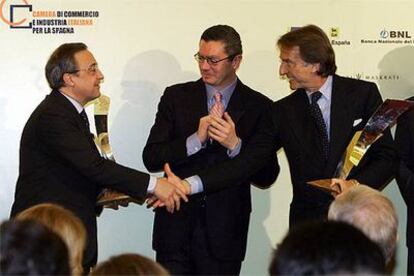 Los presidentes del Real Madrid y de Ferrari se saludan tras recibir el premio de manos del alcalde de Madrid.