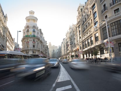 Tráfico en la Gran Vía.