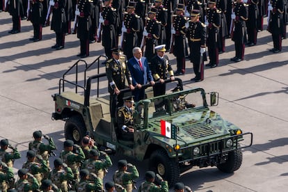 El presidente Andrés Manuel López Obrador hace el pase de revista militar previo al inicio del desfile. 