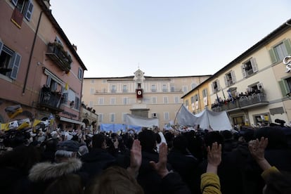 El Papa al que Benedicto XVI saluda a los fieles que se han reunido en la plaza de Castel Gandolfo para escuchar sus últimas palabras, que apenas han durado tres minutos.