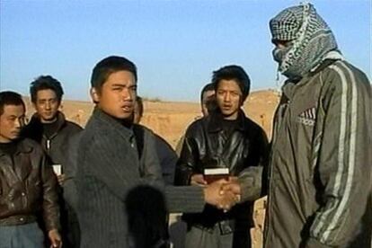 Imagen tomada del vídeo que muestra el momento de liberación de los ocho rehenes.