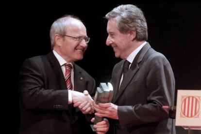 José Montilla entrega a Iñaki Gabilondo el premio Blanquerna.