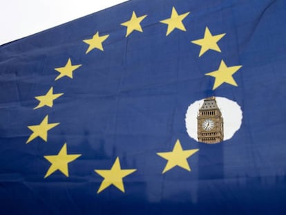 El Big Ben se observa a través de una bandera europea agujereada.