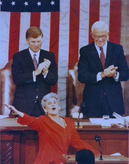 Educada en Estados Unidos, Violeta Chamorro fue la primera mujer en ser elegida democráticamente presidenta en un país latinoamericano. Jefa de Estado de Nicaragua entre 1990 y 1997, es una de las pocas mujeres extranjeras que ha hablado ante el Congreso de EE UU. Fue el 16 de abril de 1991. A la historia ha pasado el beso que lanzó al aire durante su intervención (en la imagen), que levantó los aplausos del auditorio.