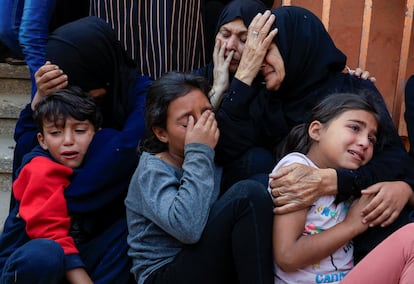 A family, during the funeral for a victim of the bombings of Israel, this Wednesday at the Nasser hospital in Khan Younis, in southern Gaza. 