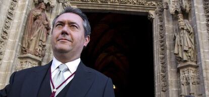 El candidato del PSOE a la alcaldía de Sevilla, Juan Espadas durante la procesión del Corpus Christi.