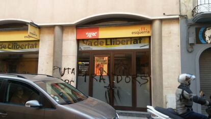 La sede de ERC en Figueres con pintadas, en una imagen tuiteada por la alcadesa de la ciudad.