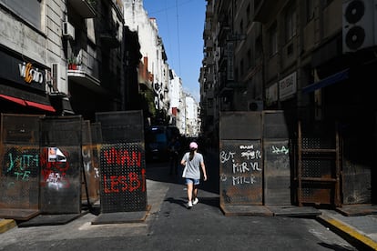 Una joven camina entre las vallas instaladas en las calles aledañas al Congreso ante la manifestación en defensa de los jubilados. 