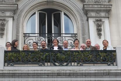 Laura Mintegi (en el centro con la cazadora negra) posa junto a su equipo en Bilbao.