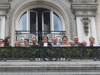 Laura Mintegi (en el centro con la cazadora negra) posa junto a su equipo en Bilbao.