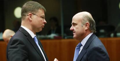 El vicepresidente de la Comisión Europea (CE) para el Euro, Valdis Dombrovskis (i), y el ministro de Economía español, Luis de Guindos.