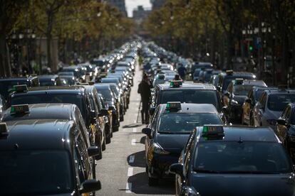 Protesta de taxistas en el paseo de Gràcia de Barcelona este lunes para reclamar ayudas. ALBERT GARCIA