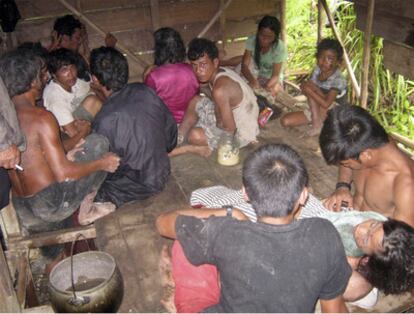 Supervivientes del maremoto refugiados en una cabaña en la aldea indonesia de Bosua (isla de Silabu).