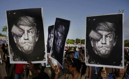 Soldados cubanos mostram charges do presidente dos EUA, Donald Trump, durante a marcha do Dia do Trabalho em Havana (Cuba).