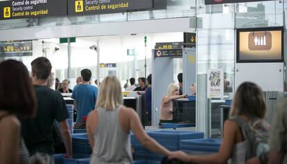 Los controles de seguridad de El Prat registraron ayer menos tiempo de espera.