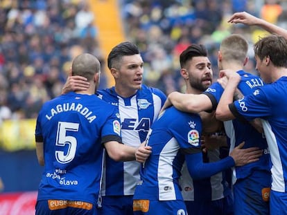 Los jugadores del Alavés celebran el primer gol ante el Villarreal.