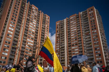 La gente acudió con la bandera colombiana, lo cual es una tradición en la capital. 