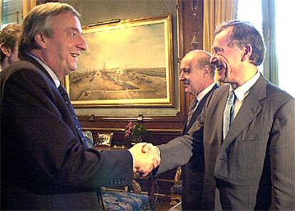 El presidente argentino, Néstor Kirchner, saluda al director del FMI, Horst Köhler, en Buenos Aires.