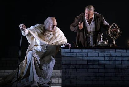 Mika Kares (el gran inquisidor) y Dmitri Belosselskiy (Felipe II) en su duro enfrentamiento del cuarto acto de 'Don Carlo'.