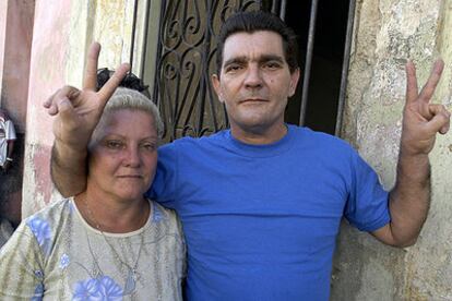 El opositor Margarito Broche, con su esposa, María de la Caridad Noa, tras salir ayer de la cárcel.