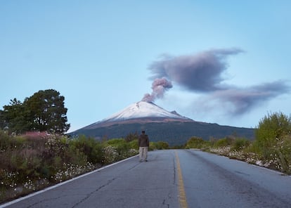 Es un volcán de 5.426 metros de altitud <a href="http://www.visitmexico.com" target="_blank">en el centro de México</a>, entre los Estados de Puebla y Morelos, que cada cierto tiempo lanza enormes fumarolas para recordar que sigue activo. Los algo más de 2.000 habitantes de Santiago Xalitzintla, población a tan solo 12 kilómetros de distancia del cráter, tuvieron que ser evacuados en 2000, y permanecieron en alerta este mismo verano, pero siguen junto a su volcán, al que llaman Don Goyo y veneran. Actualmente se permite el acceso al Paso de Cortés, puerto montañoso a 3.600 metros sobre el nivel del mar, entre el Popocatépetl y el Iztaccíhuatl, pero no al albergue de Tlamacas ni al cráter.
