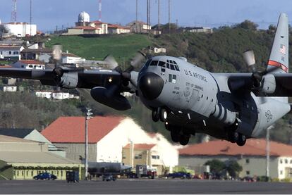 Un avión estadounidense despega de la base de Lajes, en el archipiélago de las Azores, en marzo de 2003.