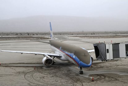 Una aeronave perteneciente a Austral permanece en las pistas del aeropuerto cercano a la estación de esquí de San Carlos de Bariloche. Las aerolíneas Lan y Tam suspendieron hoy las salidas de sus vuelos desde Santiago de Chile hacia distintas ciudades de Argentina, Uruguay y Brasil.