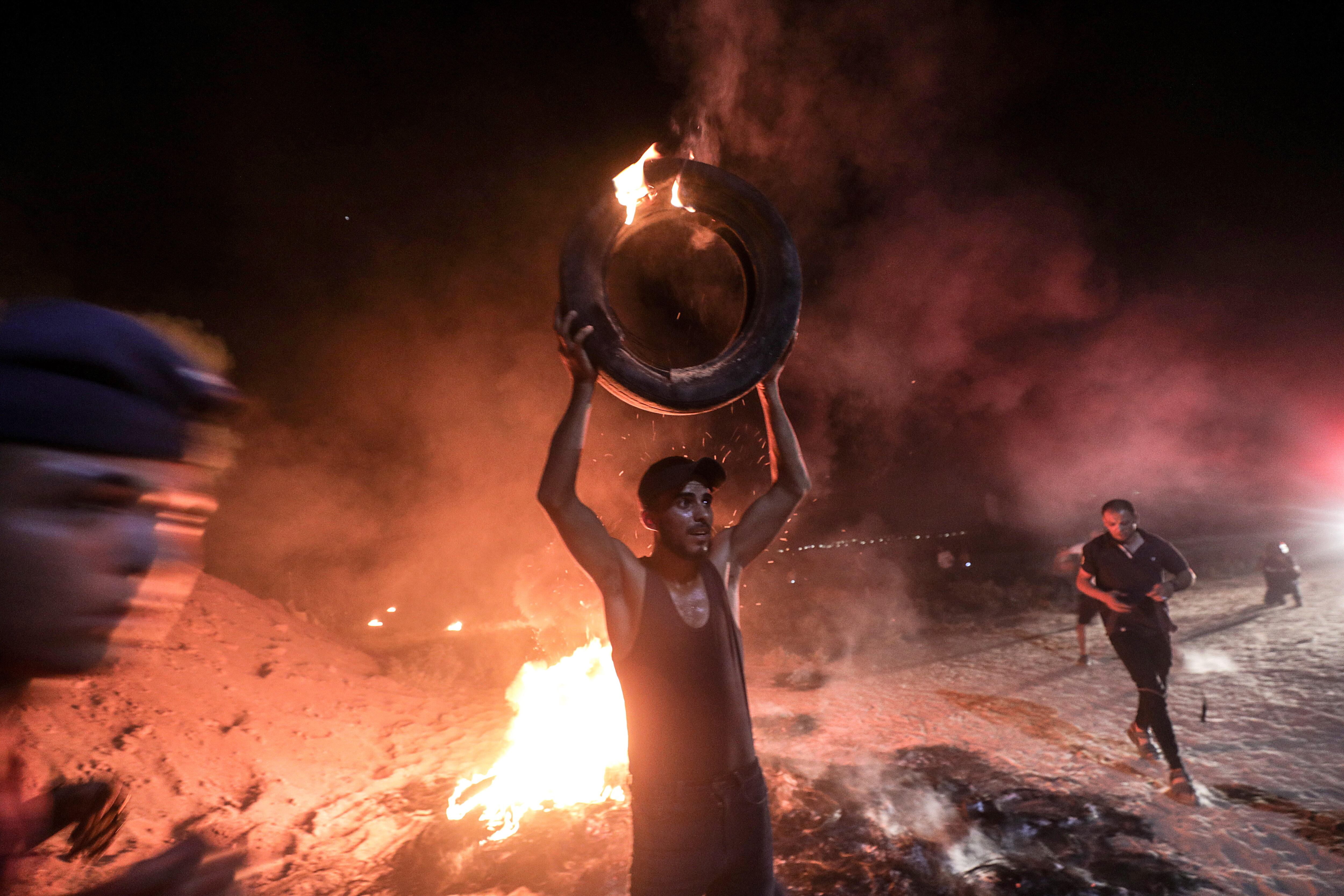 Manifestantes palestinos, la noche del domingo en la frontera de Gaza con Israel.