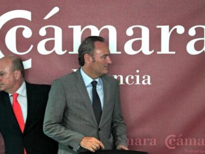 M&aacute;ximo Buch, a la izquierda, con el presidente Alberto Fabra, en la C&aacute;mara de Comercio de Valencia. 