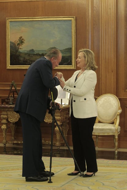 El Rey recibe a Hillary Clinton en el palacio de La Zarzuela, en su primer acto oficial tras ser operado de la rodilla.