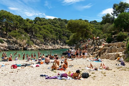 Bañistas en la 'calanque' de Port-Pin.