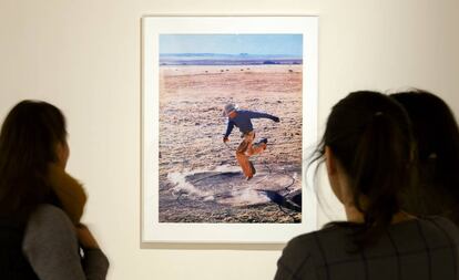 Tres visitantes observan la fotografía 'Sin título (Vaquero)', de 2003, del pintor y fotógrafo estadounidense Richard Prince, en la exposición 'My Cartography. The Erling Kagge Collection'.