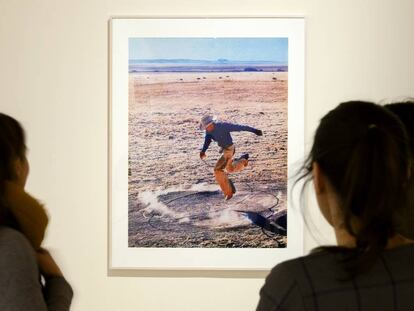Tres visitantes observan la fotografía 'Sin título (Vaquero)', de 2003, del pintor y fotógrafo estadounidense Richard Prince, en la exposición 'My Cartography. The Erling Kagge Collection'.