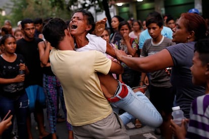 Familiares de presos en la Comandancia de Policía de Carabobo.