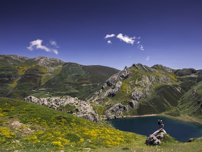 Un senderista en los Lagos de Saliencia, en el parque natural de Somiedo (Asturias).