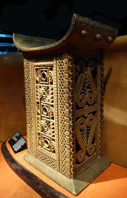 Trono de madera y metal del rey Ghezo de Benín.

