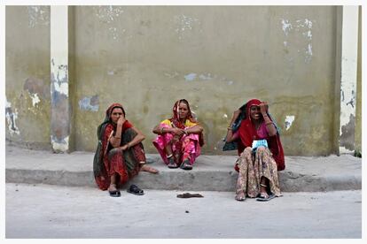 Tres mujeres banghi descansan en la acera. / Sagar Prakash.