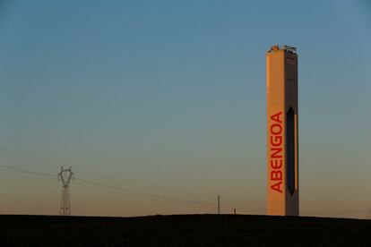 Una torre de Abengoa en una de sus plantas solares.