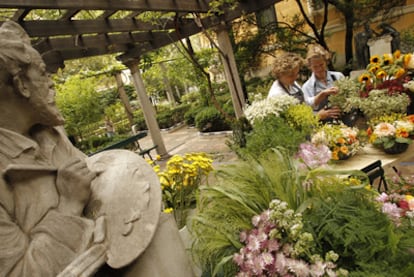 La florista Sally Lerma Hambleton, a la izquierda, imparte un curso de arreglos florales en los jardines del Museo Sorolla ante un busto del pintor.