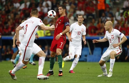 Cristiano rodeado de jugadores de la selección de Polonia, durante el partido que enfrento a Portugal y Polonia durante la Eurocopa de Francia.