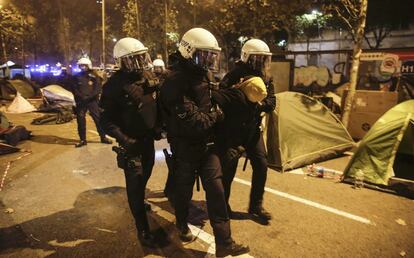 Agentes de la Guardia Urbana de Barcelona actuando en un desalojo de una plaza