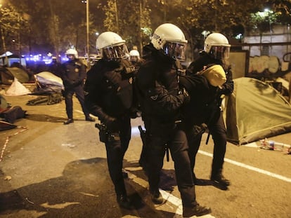 Agentes de la Guardia Urbana de Barcelona actuando en un desalojo de una plaza