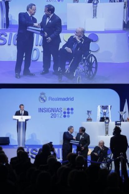 Florentino Pérez, le entrega su insignia a un socio en presencia de Di Stéfano.