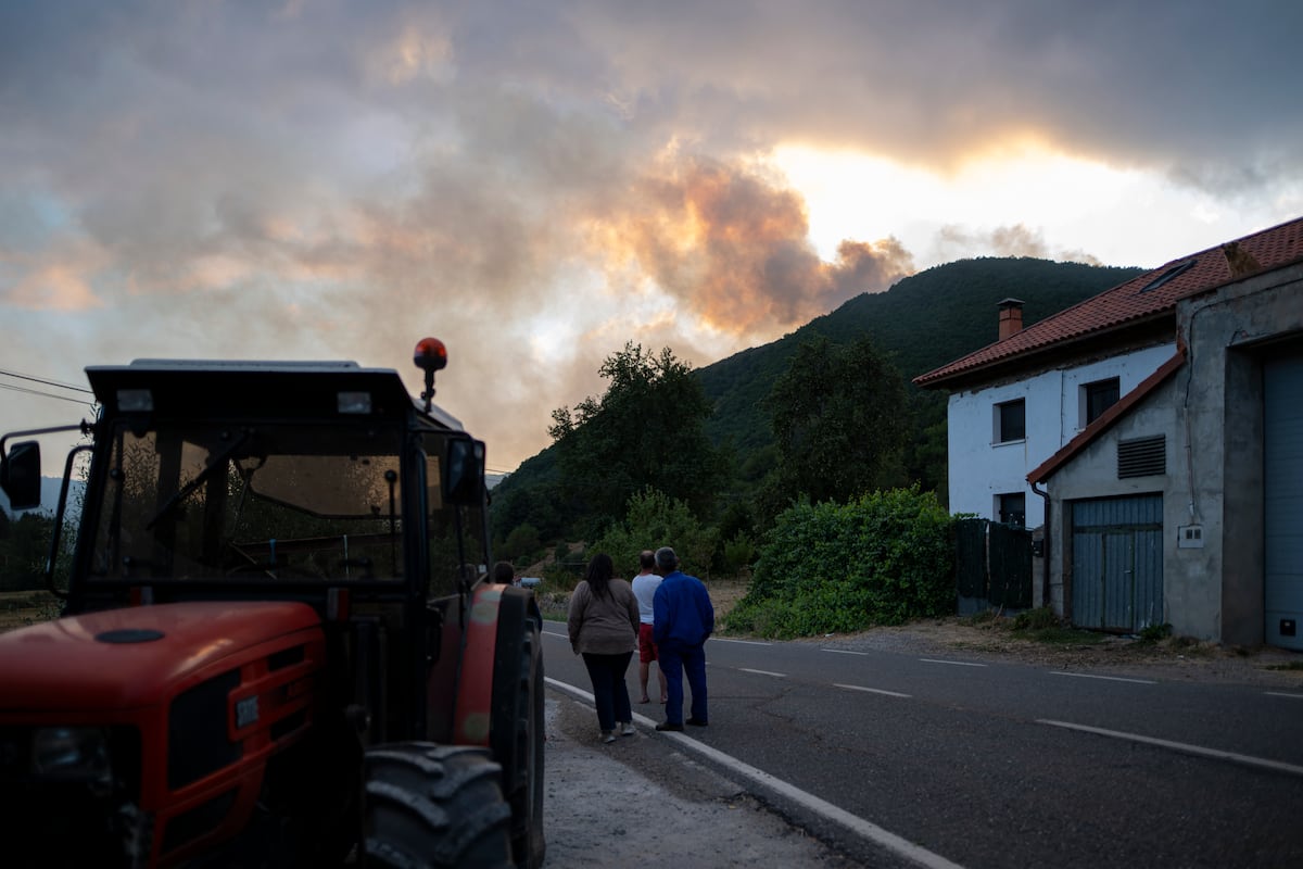 Última hora de los incendios en España, en directo | La meteorología ayuda a mejorar la situación de los 18 grandes incendios activos