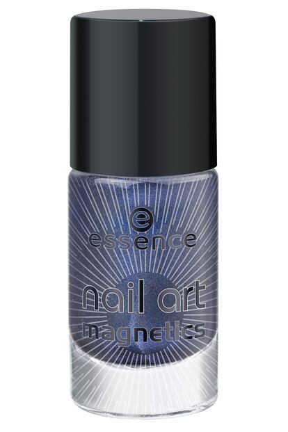 Este esmalte Nail Art Magnetics de Essence se inspira en la tecnología de las uñas magnéticas. Aporta un brillo metalizado espectacular y, al combinarlos con los Nail Art Magnets se crean efectos sorprendentes. Cuesta 2,79 euros.