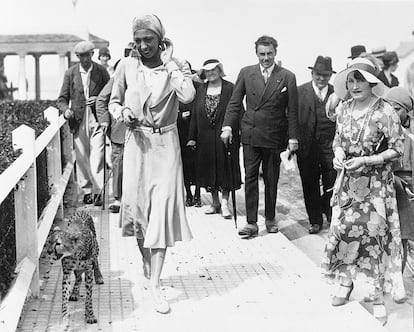 Josephine Baker, en la década de los treinta, paseando con su mascota: un leopardo.