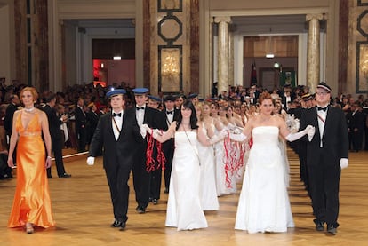 Estudiantes en el baile de fraternidades WKR, en el Palacio Imperial de Viena, organizado por la ultraderecha austriaca el 27 de enero, da en que se conmemora el Holocausto.