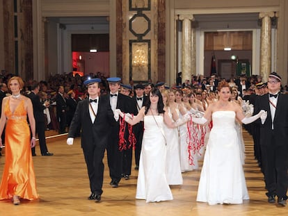 Estudiantes en el baile de fraternidades WKR, en el Palacio Imperial de Viena, organizado por la ultraderecha austriaca el 27 de enero, día en que se conmemora el Holocausto.