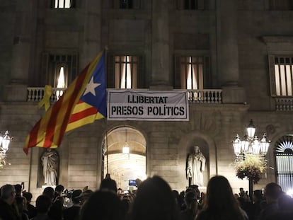 A banner calling for freedom for “political prisoners” hanging on Barcelona City Hall.